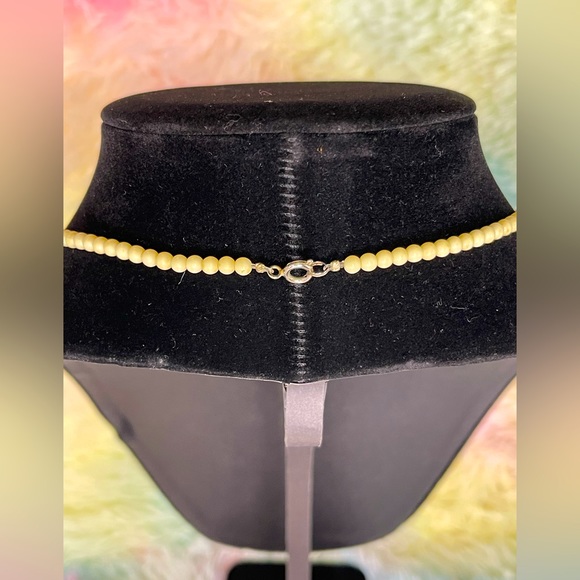 ➷ 5/$25 Vintage Purple Shell Necklace - Picture 3 of 3